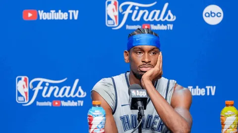 “尤文官方视频：维加抵达俱乐部体检处”